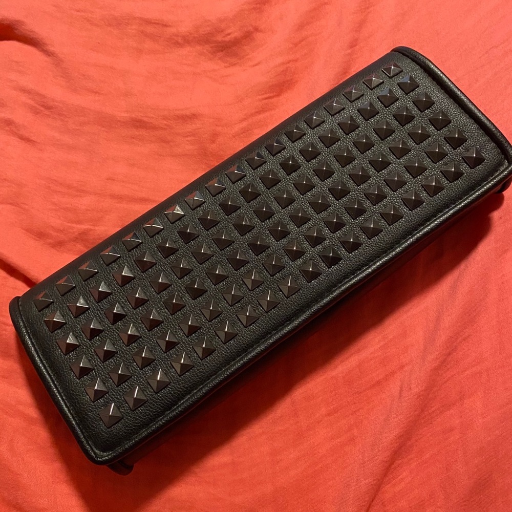 EDGY CLUTCH
